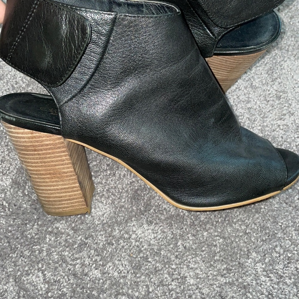 Open toe heel with straps